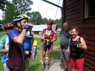 No a ludzie oprócz wody wynieśli flaszeczkę