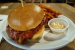 Crispy Chicken Korean Burger w Bill Peyto`s Cafe. Strasznie ostry był ten spicy gochujang sauce