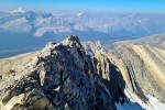 Niższy wierzchołek. Od lewej znaczące Mount Patterson, Mount Mistaya i Mount Baker (najwyższy z lewej). Trochę w prawo od niego ledwo widoczny śnieżny  Mount Mummery (3331 m)