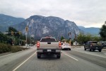 W Sqaumish z widokiem na Stawamus Chief Mountain
