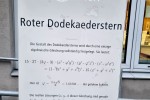 Przy Wydziale Matematyki  i Ekonomii. Równanie opisujące stojącą obok gwiazdę dwunastościenną - https://dodekaederstern.cc