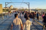 Ponte Dom Luís I - jak jedzie tramwaj-metro to się schodzi z torów...